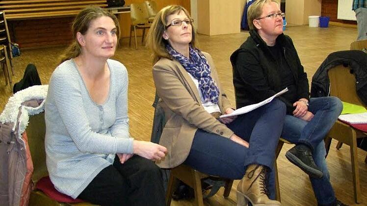 In diesem Jahr haben die Herren die Hauptrollen, die Damen der Theatergruppe Untersambach Edelgard Meyer, Heidrun Brand und Michaela Mey lehnen sich da ganz gespannt zurück. Foto: Berthold