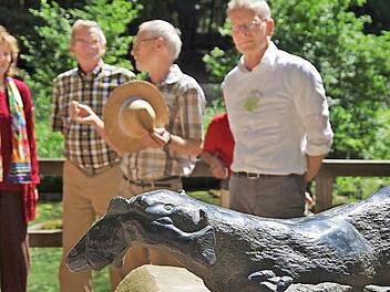 40 Jahre Bund Naturschutz: Dazu hat Gerwin Kellermann (2.v.r.) hat eine Fischotter-Skultpur geschaffen. Sie ist Ulf Zeidler gewidmet, der 29 Jahr lang Kreisvorsitzender war, und steht jetzt im Wildpark Klaushof. Fotos: Klaus Werner