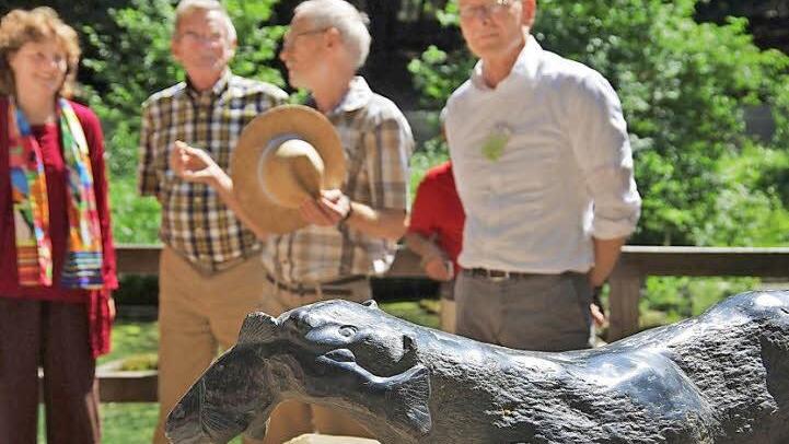 40 Jahre Bund Naturschutz: Dazu hat Gerwin Kellermann (2.v.r.) hat eine Fischotter-Skultpur geschaffen. Sie ist Ulf Zeidler gewidmet, der 29 Jahr lang Kreisvorsitzender war, und steht jetzt im Wildpark Klaushof. Fotos: Klaus Werner