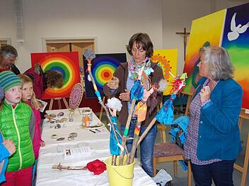 Doris Clement versteht es mit ihren Malerei heilsame Gedanken zu entwickeln.  Foto: Günther Straub