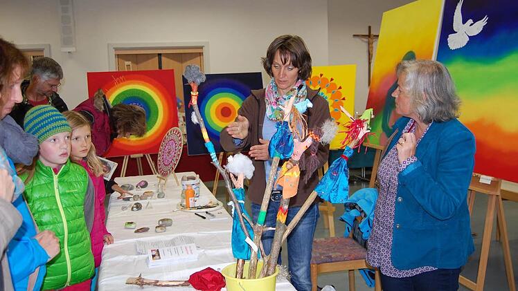 Doris Clement versteht es mit ihren Malerei heilsame Gedanken zu entwickeln.  Foto: Günther Straub