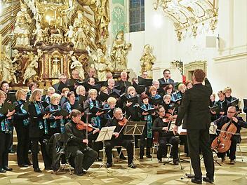 Der Chor des Liedervereins bei seinem Auftritt in der Gößweinsteiner BasilikaFoto: Neubauer