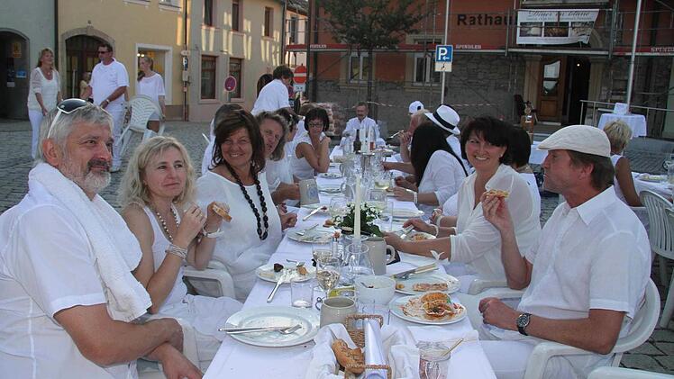 Körbchen mit weißen Servietten, edle Tischleuchter - zum Dinner en blanc setzten alle auf Noblesse. Foto: Sonja Adam