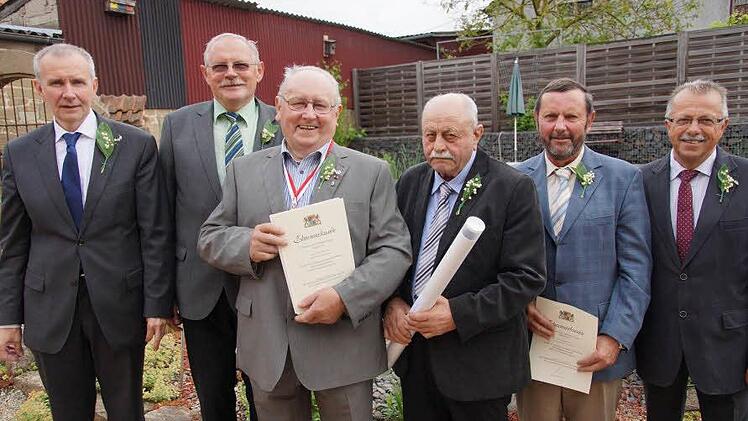 Langjährige Feldgeschworene wurden bei der Tagung in Großwenkheim vom stellvertretenden Landrat Emil Müller (rechts), Konrad Unsleber (von links) und Josef Reichert geehrt: Günter Dieterich, Eduard Rink und Winfried Hein. Foto: Anton Then