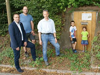 Der umgestaltete Naturkeller der Familie Dotterweich in Falsbrunn: Nach dem Umbau schauten sich (von links) Bürgermeister Matthias Bäuerlein, Eigentümer Harald Dotterweich, Thomas Köhler vom Verein "Artenschutz in Franken" sowie Jonas und Emma Dotterweich das neue Fledermaus-Quartier an.  Foto: Sabine Weinbeer