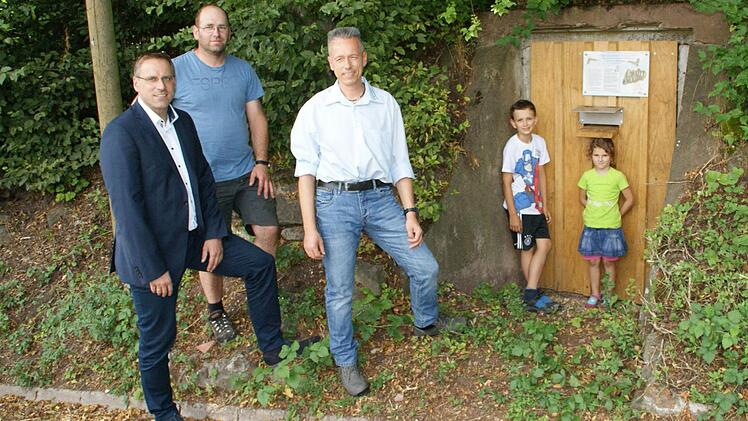 Der umgestaltete Naturkeller der Familie Dotterweich in Falsbrunn: Nach dem Umbau schauten sich (von links) Bürgermeister Matthias Bäuerlein, Eigentümer Harald Dotterweich, Thomas Köhler vom Verein "Artenschutz in Franken" sowie Jonas und Emma Dotterweich das neue Fledermaus-Quartier an.  Foto: Sabine Weinbeer