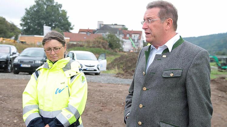 Andrea Künzl vom Wasserwirtschaftsamt Hof und OB Henry Schramm Foto: Jochen Nützel
