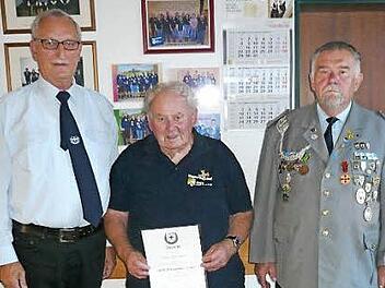 Vorsitzender Helmut Schlöhlein und BSB-Kreisvorsitzender Udo Rudel würdigten die Verdienste von Alfons Hallermeier (Mitte). Foto: Alfred Thieret