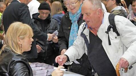 Dicht umlagert war die Künstlerin bei der anschließenden Autogrammstunde. Johann Treppner aus Marktleugast (rechts, unten) freute sich, Maite Kelly einmal persönlich treffen zu können. Foto: Dagmar Besand