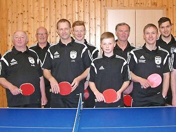 Ohne Niederlage schlossen die Tischtennis-Herren des FC Wacker Haig II die Saison in der 4. Kreisliga als Meister ab und steigen in die 3. Kreisliga auf. Unser Bild zeigte das erfolgreiche Team mit (von links) Reinhard Conradi, Alfred Beetz, Georg Vorndran, Johannes Vorndran, Jonas Dietrich, Julian Dietrich, Ludwig Lorenz, Tobias Gebhardt, Lukas Kopp und Patrick Hofmann. Fotos: Hans Franz