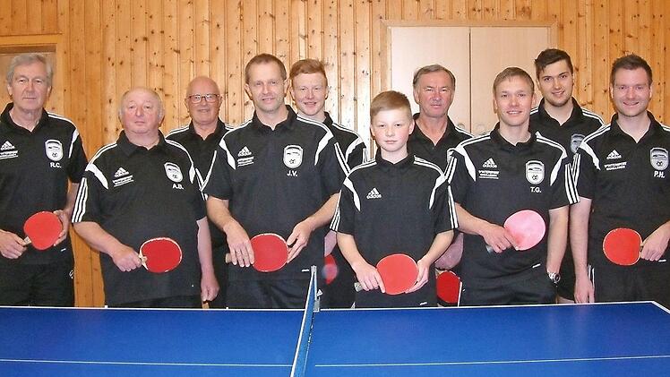 Ohne Niederlage schlossen die Tischtennis-Herren des FC Wacker Haig II die Saison in der 4. Kreisliga als Meister ab und steigen in die 3. Kreisliga auf. Unser Bild zeigte das erfolgreiche Team mit (von links) Reinhard Conradi, Alfred Beetz, Georg Vorndran, Johannes Vorndran, Jonas Dietrich, Julian Dietrich, Ludwig Lorenz, Tobias Gebhardt, Lukas Kopp und Patrick Hofmann. Fotos: Hans Franz