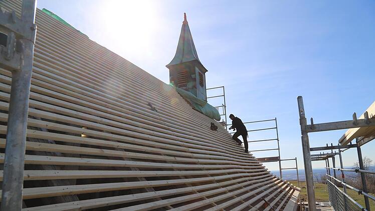 Die Walburgiskapelle bekommt eine neue Lattung. Foto: Franz Galster