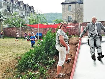 Oberbürgermeister Kay Blankenburg nutzte die günstige Gelegenheit, unter Aufsicht von Kindergartenleiterin Manuela Sauer die neue Rutsche auszuprobieren.  Foto: Sigismund von Dobschütz