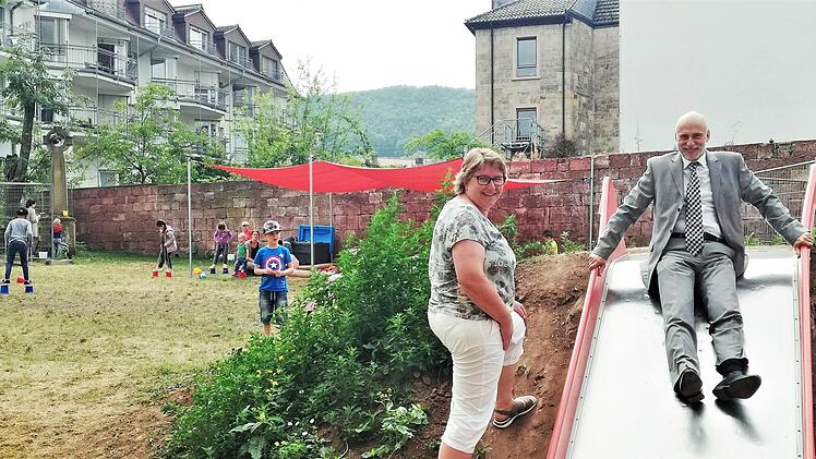 Oberbürgermeister Kay Blankenburg nutzte die günstige Gelegenheit, unter Aufsicht von Kindergartenleiterin Manuela Sauer die neue Rutsche auszuprobieren.  Foto: Sigismund von Dobschütz