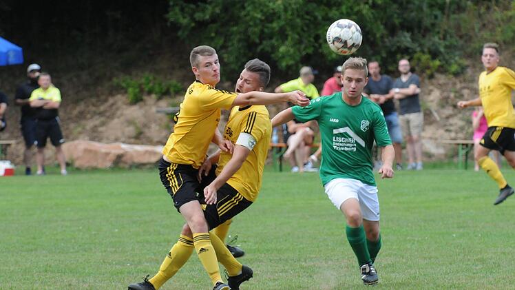 Freie Bahn hat dieser Akteur des SV Machtilshausen, weil sich das Duo von der SG Thulba II/Frankenbrunn selbst im Weg steht. Foto: ssp