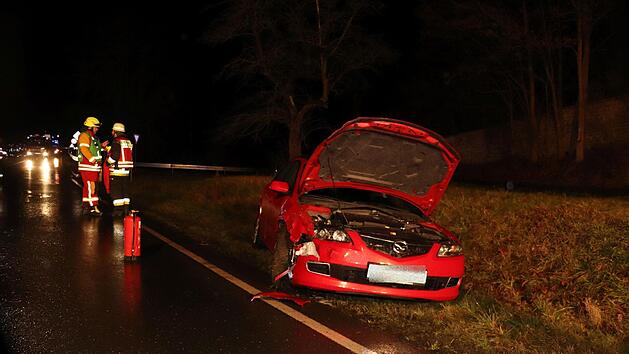 Die beiden Insassen des Mazda wurden verletzt und wurden ins Krankenhaus gebracht.