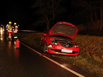 Die beiden Insassen des Mazda wurden verletzt und wurden ins Krankenhaus gebracht.