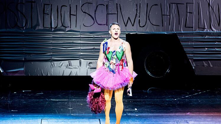 Armin Kahl spielt den Tick in "Priscilla - Königin der Wüste".     Foto: Marie-Laure Briane