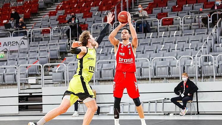 Bamberg Dominic Lockhart begann stark und traf schnell drei Dreier, hier einen gegen Bayreuths Matthew Tiby. Am Ende war Lockhart mit 14 Punkten bester Scorer der Gastgeber. Foto: Daniel Löb