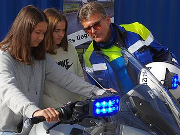 Das Motorrad der Autobahnpolizei war mit allerlei technischen Finessen ausgestattet und zog mit 280 kg und 136 PS die jungen Menschen an.