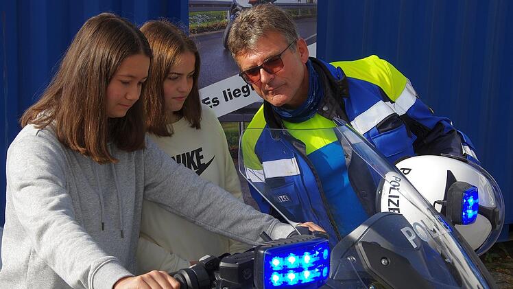 Das Motorrad der Autobahnpolizei war mit allerlei technischen Finessen ausgestattet und zog mit 280 kg und 136 PS die jungen Menschen an.