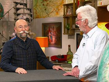 Horst Lichter (links) wunderte sich, als gleich zwei Expertinnen in der Montagsausgabe der ZDF-Trödelshow "Bares für Rares" eine mitgebrachte Rarität beäugten.