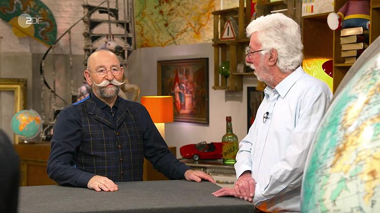 Horst Lichter (links) wunderte sich, als gleich zwei Expertinnen in der Montagsausgabe der ZDF-Trödelshow "Bares für Rares" eine mitgebrachte Rarität beäugten.