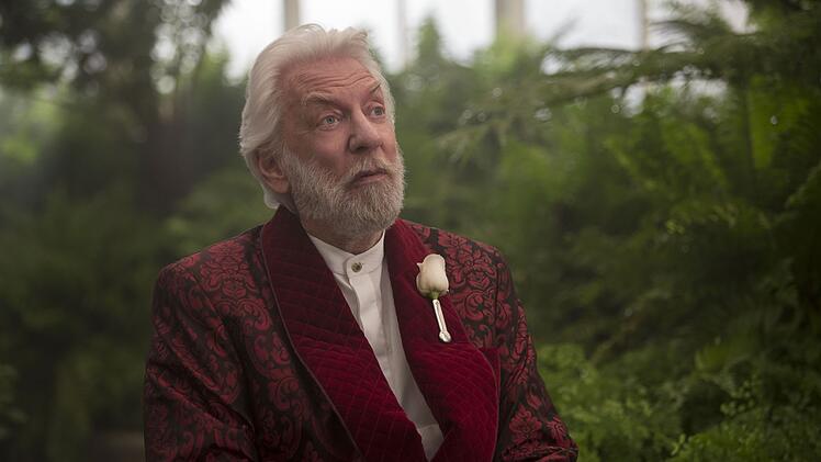 Mit eiserner Faust herrscht Pr&auml;sident Coriolanus Snow (Donald Sutherland) &uuml;ber Panem und erstickt jede Hoffnung auf Ver&auml;nderung im Keim - bis sich Katniss ihm in den Weg stellt.