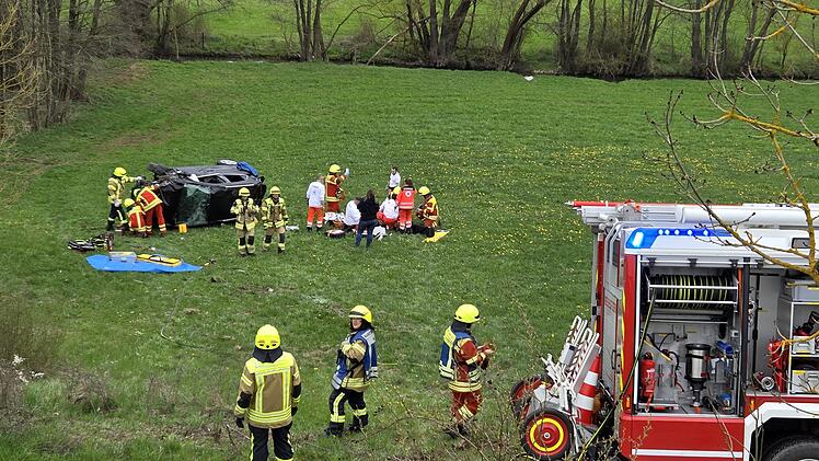 Schwerer Unfall bei Neuhof an der Zenn: Auto &uuml;berschl&auml;gt sich mehrfach