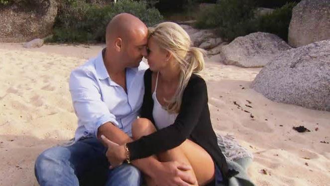Christian und Katja machen es sich nach dem Essen mit Christians Eltern, am Strand gemütlich und kuscheln ausgiebig miteinander. Christian und Katja machen es sich nach dem Essen mit Christians Eltern, am Strand gemütlich und kuscheln ausgiebig miteinander.