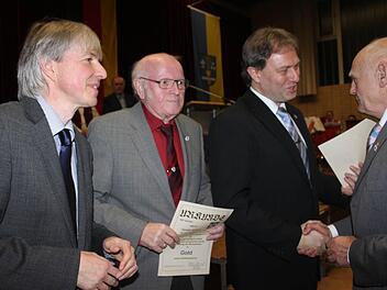 Günter Künzel (Zweiter von links) und Wendelin Vetter (Dritter von links) erhielten für ihre Verdienste eine Auszeichnung in Gold. Die Ehrungen verleihen Thomas Engel von der Regierung von Oberfranken (links) und Bürgermeister Klaus Löffler.  Fotos: Veronika Schadeck