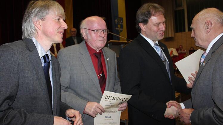 Günter Künzel (Zweiter von links) und Wendelin Vetter (Dritter von links) erhielten für ihre Verdienste eine Auszeichnung in Gold. Die Ehrungen verleihen Thomas Engel von der Regierung von Oberfranken (links) und Bürgermeister Klaus Löffler.  Fotos: Veronika Schadeck