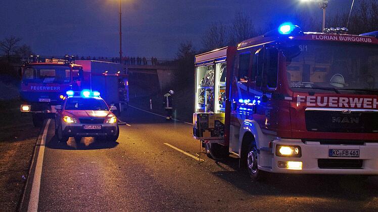 Die Einsatzkräfte schirmten die Unfallstelle ab. Auf der Überführung (im Hintergrund) waren viele Schaulustige. Foto: Marco Meißner