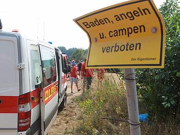 Am Donnerstagnachmittag (13.08.2015) wurden zahlreiche Rettungskräfte an das Baggerloch nach Oberhaid (Lkr. Bamberg) gerufen. Foto: News5/Herse