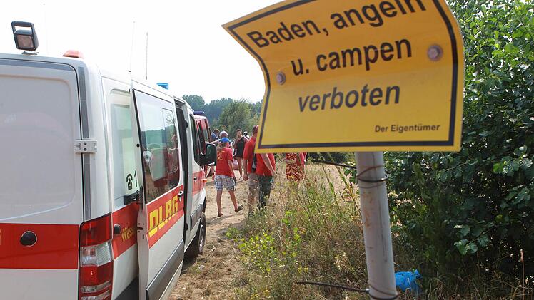 Am Donnerstagnachmittag (13.08.2015) wurden zahlreiche Rettungskräfte an das Baggerloch nach Oberhaid (Lkr. Bamberg) gerufen. Foto: News5/Herse