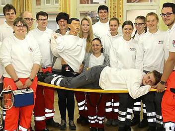 Sie haben es geschafft ! Bei der 55 Stunden dauernden Sanitätsausbildung haben sich die Teilnehmer umfangreiches medizinisches Wissen angeeignet. Der BRK-Kreisverband hat 18 gut ausgebildete Sanitäter mehr. Foto: Michael Stelzner
