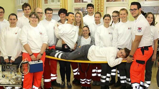 Sie haben es geschafft ! Bei der 55 Stunden dauernden Sanitätsausbildung haben sich die Teilnehmer umfangreiches medizinisches Wissen angeeignet. Der BRK-Kreisverband hat 18 gut ausgebildete Sanitäter mehr. Foto: Michael Stelzner