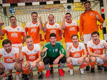 Die Stappenbacher jubeln mit (hinten v. l.): Alexander Keiling, Steffen Denzler, Pascal Martin, Co-Trainer Mario Meth, Trainer Manfred Distler; vorne v. l.: Christian Dotterweich, Patrick Schäfer, Benjamin Kaiser, Daniel Lamprecht und Stefan Menz. Foto: Alexander Muck