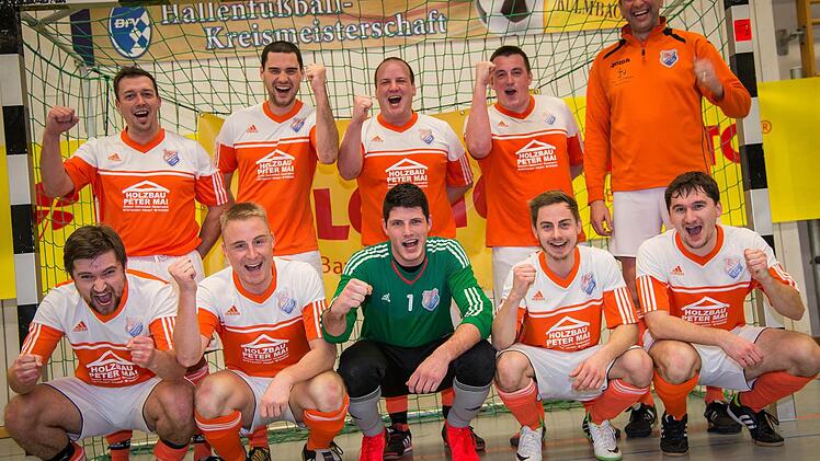 Die Stappenbacher jubeln mit (hinten v. l.): Alexander Keiling, Steffen Denzler, Pascal Martin, Co-Trainer Mario Meth, Trainer Manfred Distler; vorne v. l.: Christian Dotterweich, Patrick Schäfer, Benjamin Kaiser, Daniel Lamprecht und Stefan Menz. Foto: Alexander Muck