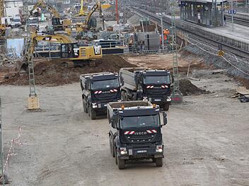Neben den Lastwagen, die Schotter nach Forchheim bringen, sind auch jene unterwegs, die den Erdhaushub abtransportieren. Foto: Josef Hofbauer