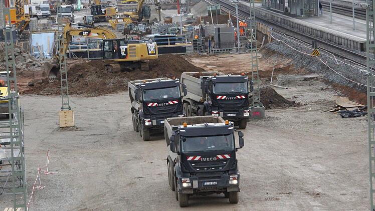 Neben den Lastwagen, die Schotter nach Forchheim bringen, sind auch jene unterwegs, die den Erdhaushub abtransportieren. Foto: Josef Hofbauer