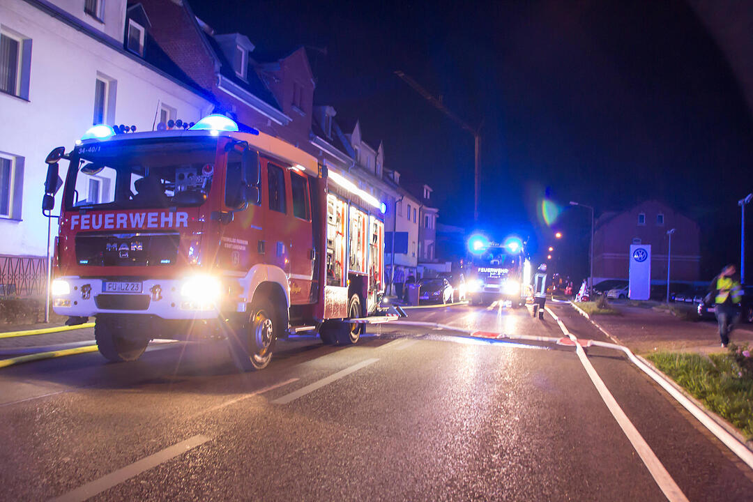 Dachstuhlbrand fordert Feuerwehr: Brandobjekt schwer zugänglich