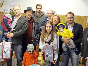 Die Gl&uuml;ckw&uuml;nsche der Ehreng&auml;ste konnten die Preistr&auml;ger entgegennehmen (von links): Hubert Mahr, Kreisvorsitzender Andr&eacute; Karl, Gruppenvorsitzender J&ouml;rg Faber, Dominik Freitag, erfolgreichste Jungz&uuml;chterin Rosalie Prall, Rolf Freitag, Pfarrerin Heidi Reith, Schirmherr Markus M&ouml;nch und Vorsitzender Wolfgang Eyrich. Mit im Bild die j&uuml;ngsten Ausstellungsbesucher  Foto: Alexandra Kemnitzer