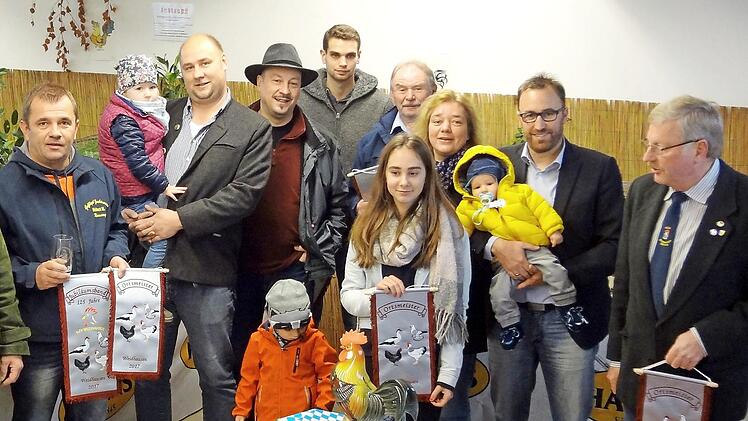 Die Gl&uuml;ckw&uuml;nsche der Ehreng&auml;ste konnten die Preistr&auml;ger entgegennehmen (von links): Hubert Mahr, Kreisvorsitzender Andr&eacute; Karl, Gruppenvorsitzender J&ouml;rg Faber, Dominik Freitag, erfolgreichste Jungz&uuml;chterin Rosalie Prall, Rolf Freitag, Pfarrerin Heidi Reith, Schirmherr Markus M&ouml;nch und Vorsitzender Wolfgang Eyrich. Mit im Bild die j&uuml;ngsten Ausstellungsbesucher  Foto: Alexandra Kemnitzer