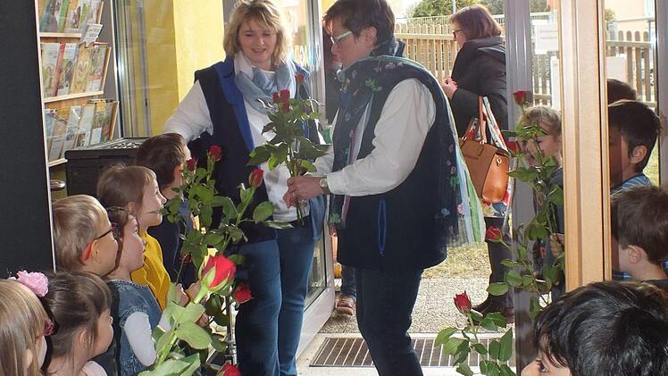 Die Kinder schenkten Annette Blum Rosen zum Abschied.   Foto: Manfred Welker