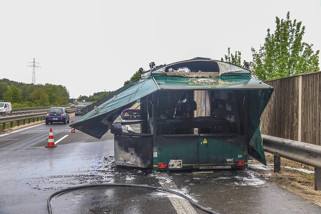 Bierausschank brennt auf A70 aus