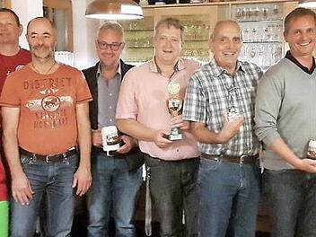Strahlende Gesichter gab es bei der Preisverteilung zur Ortsmeisterschaft und zum Jedermannschießen im Michelauer Schießsportzentrum. Die beiden erfolgreichsten Teilnehmer waren Marion Erhardt und Christopher Thiem (rechts, neben Bürgermeister Helmut Fischer). Foto: Klaus Gagel