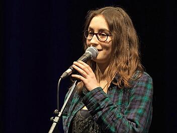 Hannah Conrady ist die Lokalmatadorin beim ersten Poetry Slam in der Münnerstädter Alten Aula am Freitag, 1. Februar. Karten gibt es in der Touristen-Information. Foto: Manfred Manger