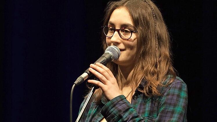 Hannah Conrady ist die Lokalmatadorin beim ersten Poetry Slam in der Münnerstädter Alten Aula am Freitag, 1. Februar. Karten gibt es in der Touristen-Information. Foto: Manfred Manger