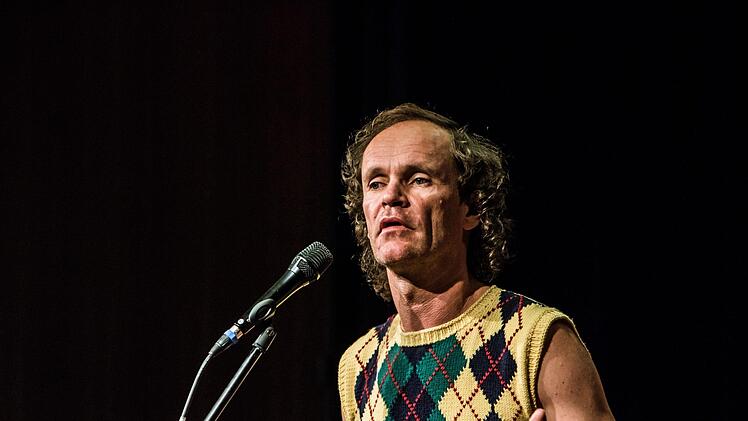 Mit Hintersinn und Selbst-Ironie: Olaf Schubert begeisterte seine zahlreichen Fans im ausverkauften Coburger Kongresshaus.Foto: Jochen Berger